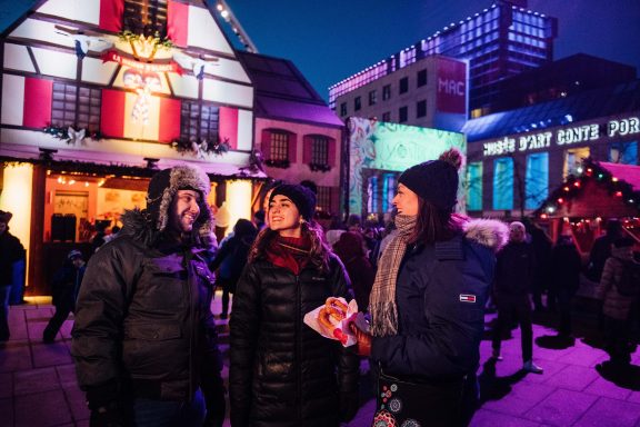 Le grand marché de Noël, Trois personnes qui parlent, hiver, Montréal