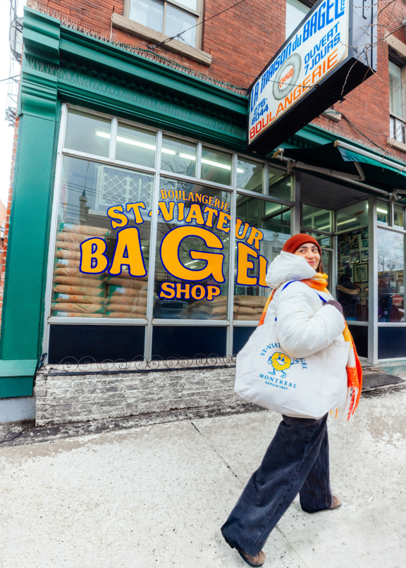 Une personne qui marche devant le St-Viateur Baguel
