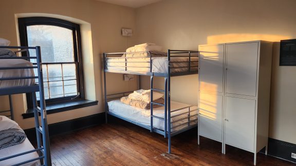 deux lits dans un dortoir