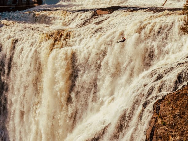 Personne sur une tyrolienne à la Chute Montmorency
