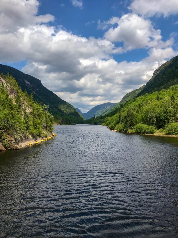 Montagnes et étendue d'eau