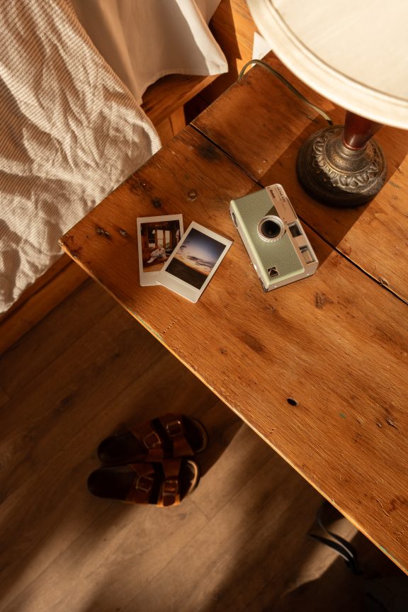 Photos sur une table de chevet