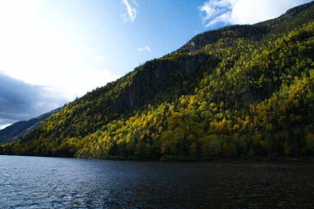 Montagne et étendue d'eau