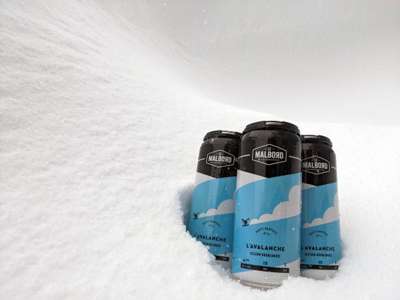 Bière de microbrasserie dans la neige