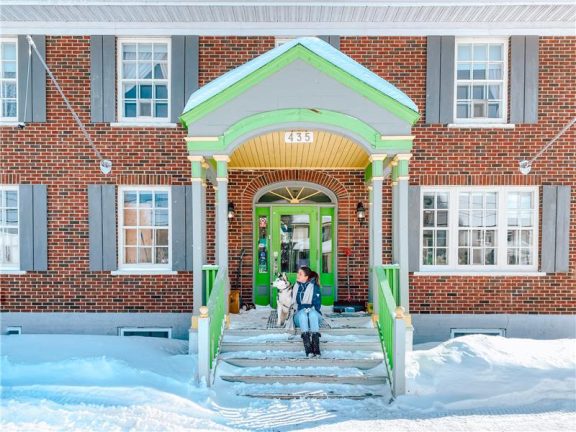 Devanture de l'auberge La Secousse