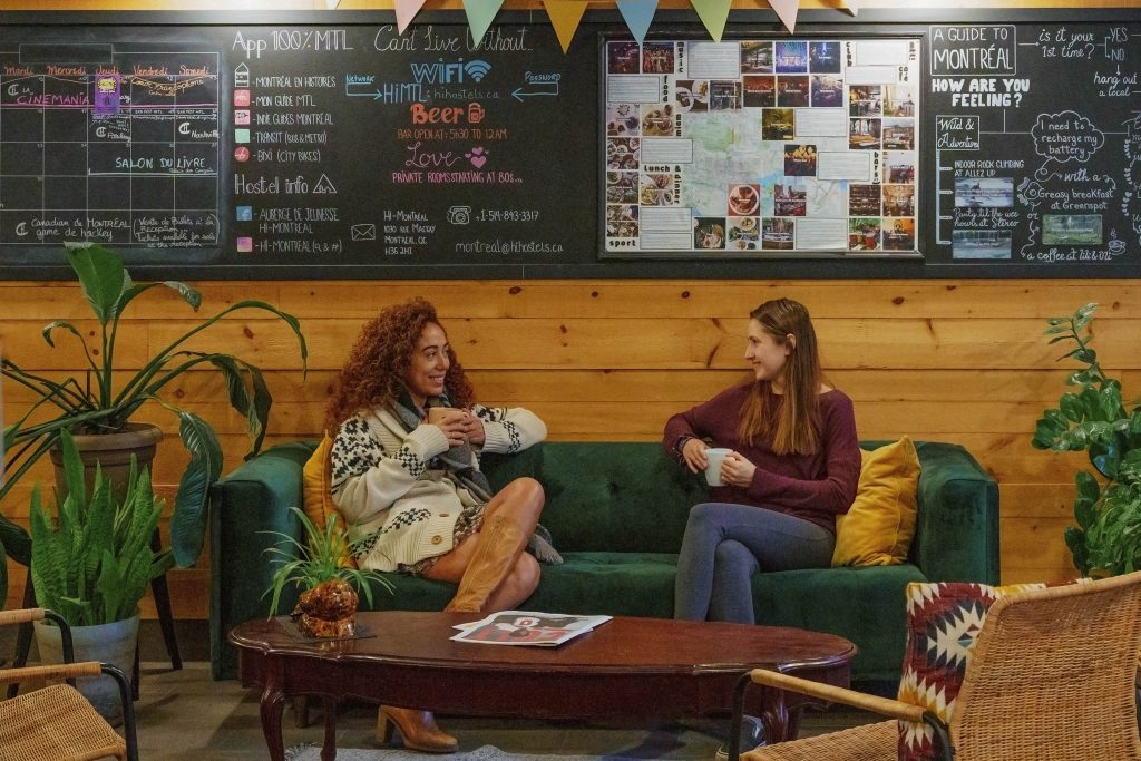 Deux amies prenant un café sur un sofa