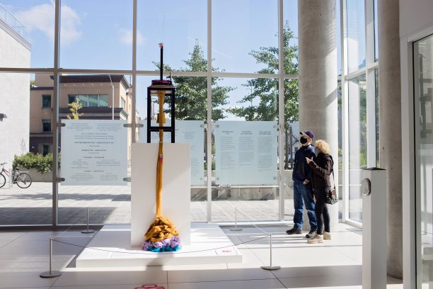 Touristes dans la galerie d'art d'Ottawa