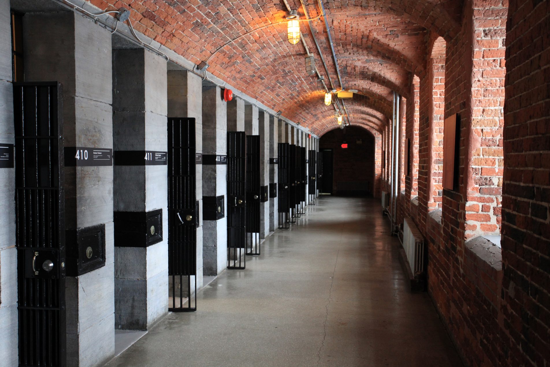 Corridor en brique avec des cellules de prison à Saintlo Ottawa Jail