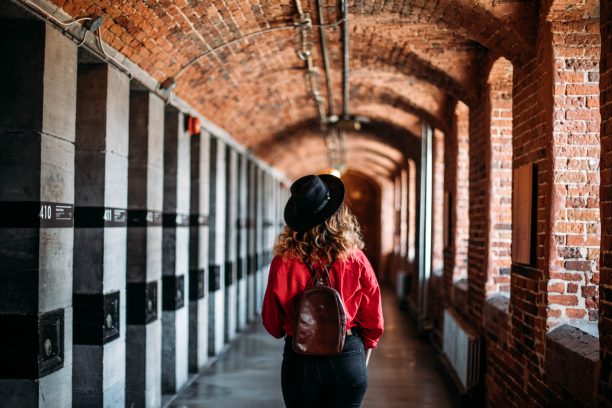 Jeune femme marchant dans un corridor de l'auberge Saintlo Ottawa Jail