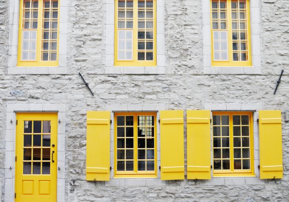 Volets jaunes sur un bâtiment historique du Vieux-Québec