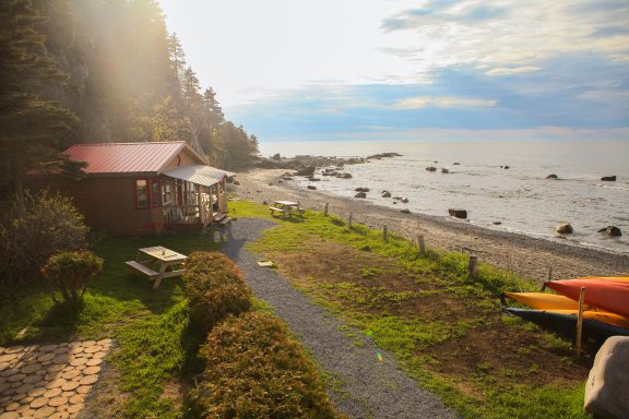 Cabane en bois sur le bord de la plage