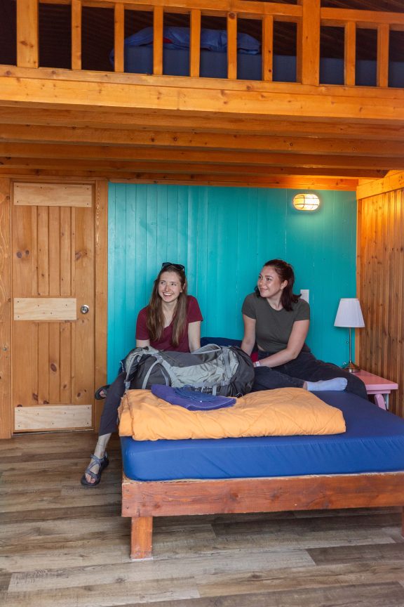 deux personnes sur un lit