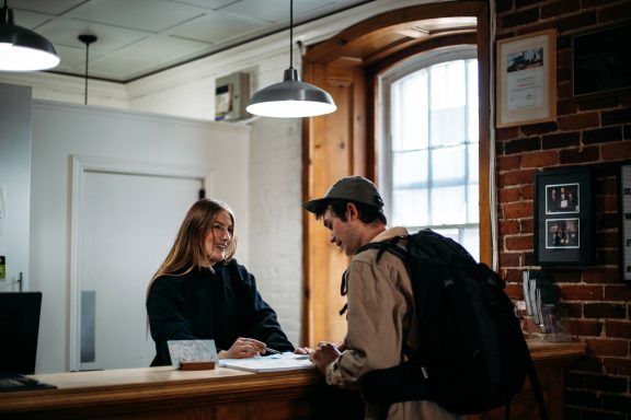 Employée aidant un voyageur à la réception