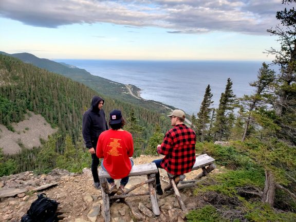 Trois hommes à un point de vue sur la mer