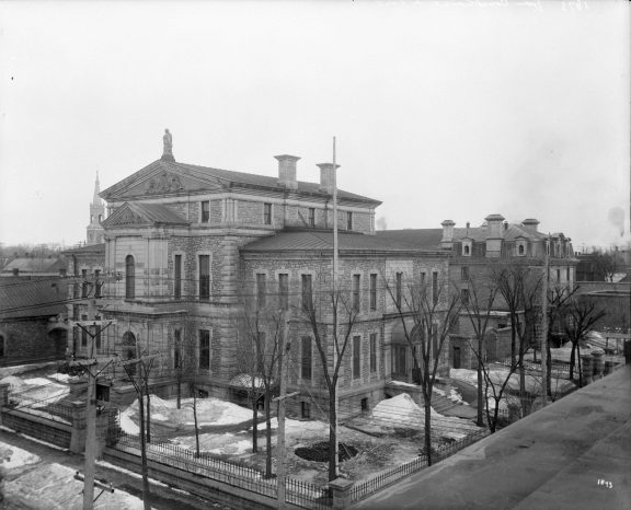 Photo ancienne de la façade extérieure de la prison d'Ottawa