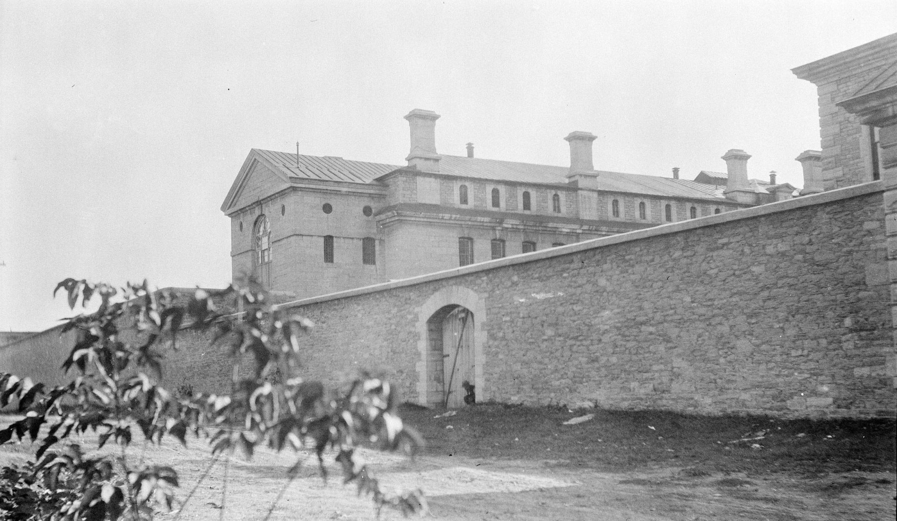 Photo ancienne de la façade extérieure de la prison d'Ottawa
