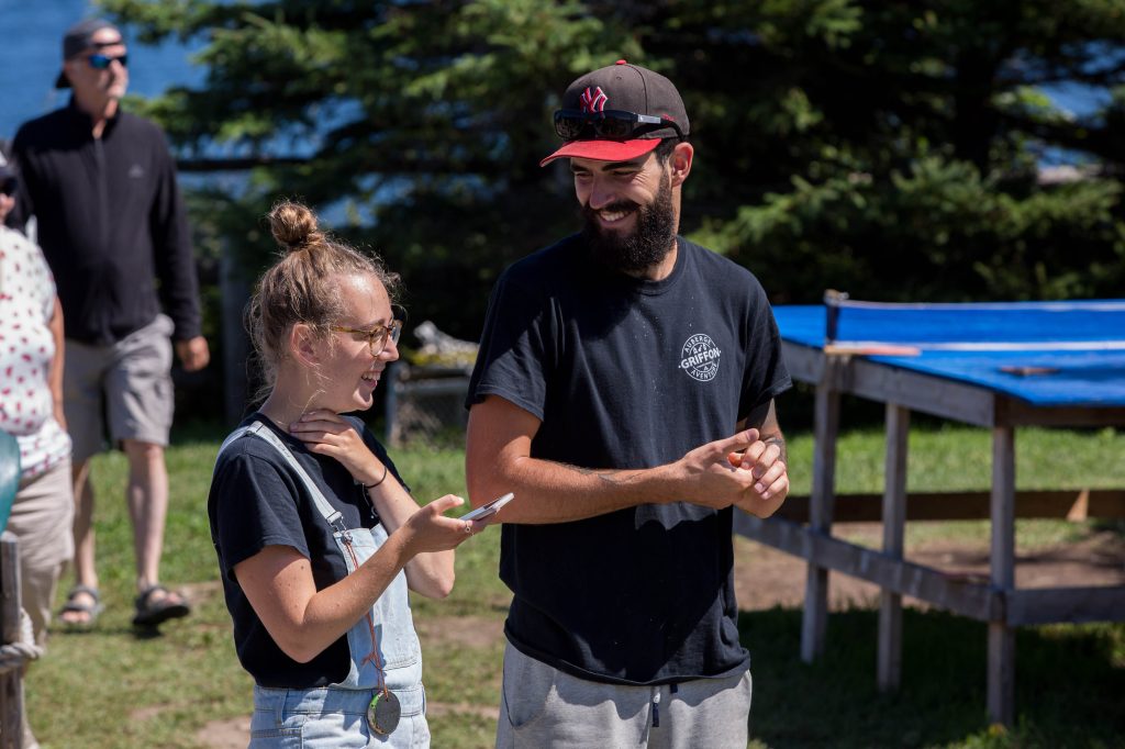 Employés à L'Anse-au-Griffon en train de discuter