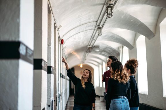 Une employée fait visiter la prison de Saintlo Ottawa à un groupe.