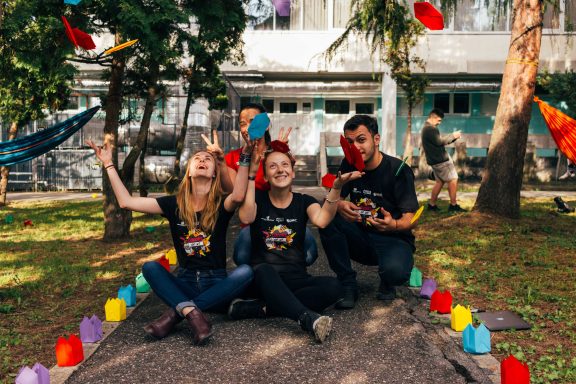 Groupe de jeunes avec des lanternes en papier coloré