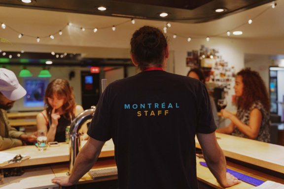 Employé vu de dos au bar à Montréal
