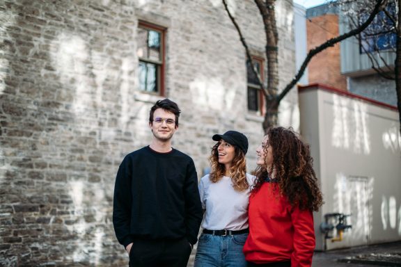 Groupe d'amis devant l'auberge Saintlo Ottawa Jail