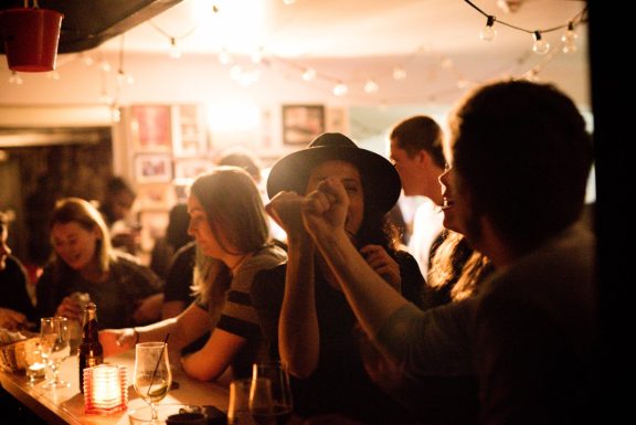 Voyageurs au bar de l'auberge Saintlo Montréal