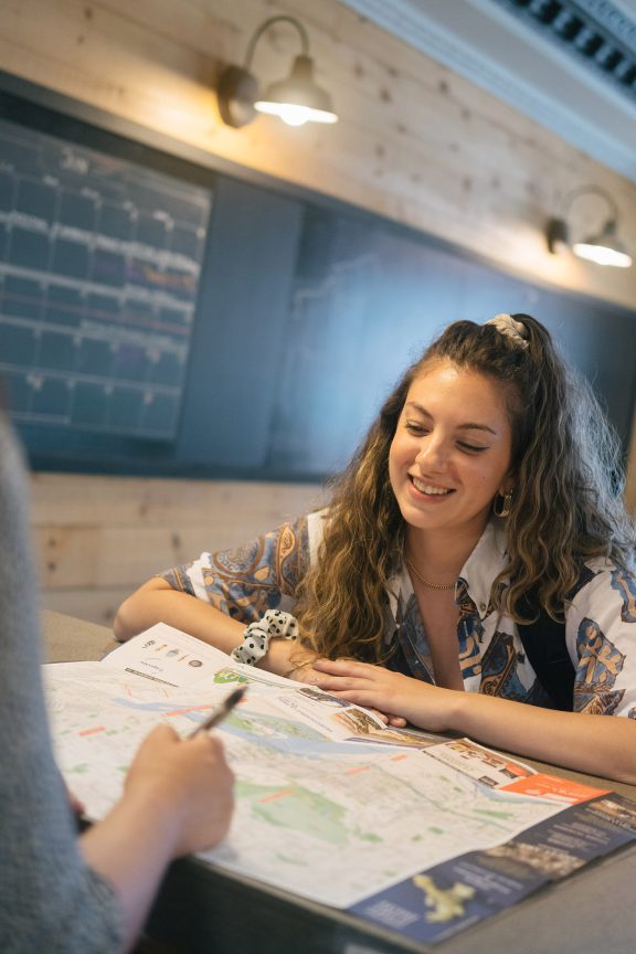 Voyageuse qui s'enregistre à la réception