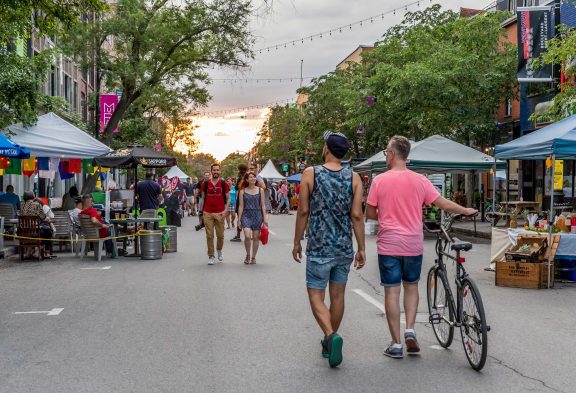 Gens se promenant sur le boulevard Saint-Laurent