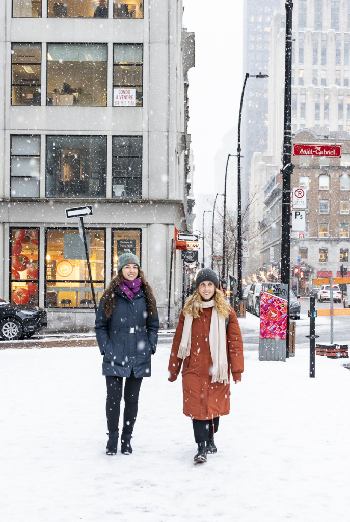 Deux personnes qui marchent à Montréal l'hiver