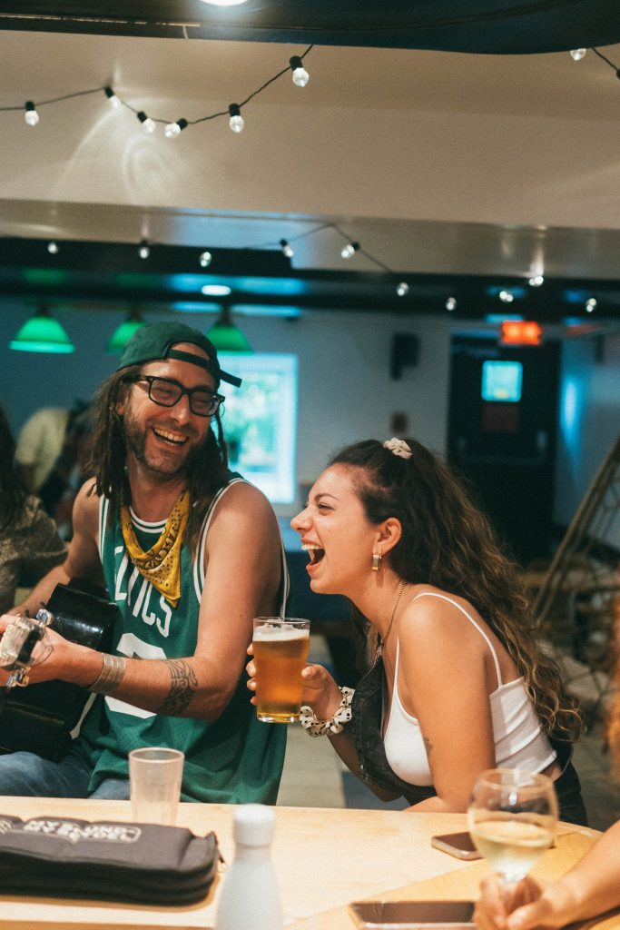 Deux voyageurs qui rient au bar de l'auberge