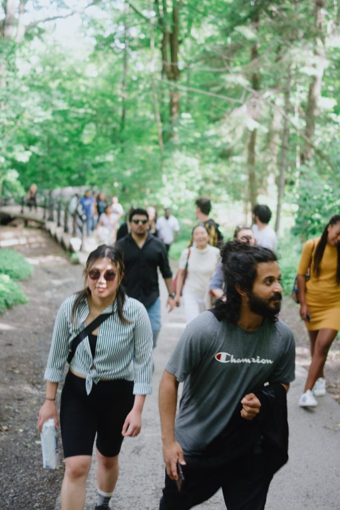 Groupe de gens qui marche au parc du Mont-Royal