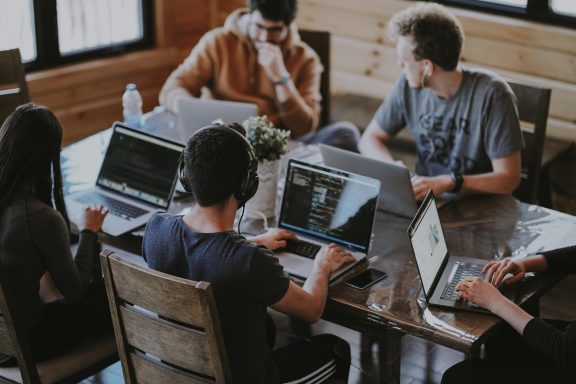 Groupe de gens qui travaillent ensemble