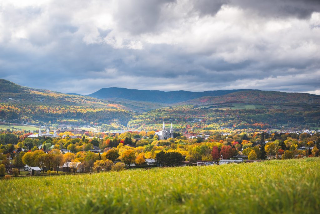 Ville de Baie-St-Paul avec vue sur les montagnes en automne