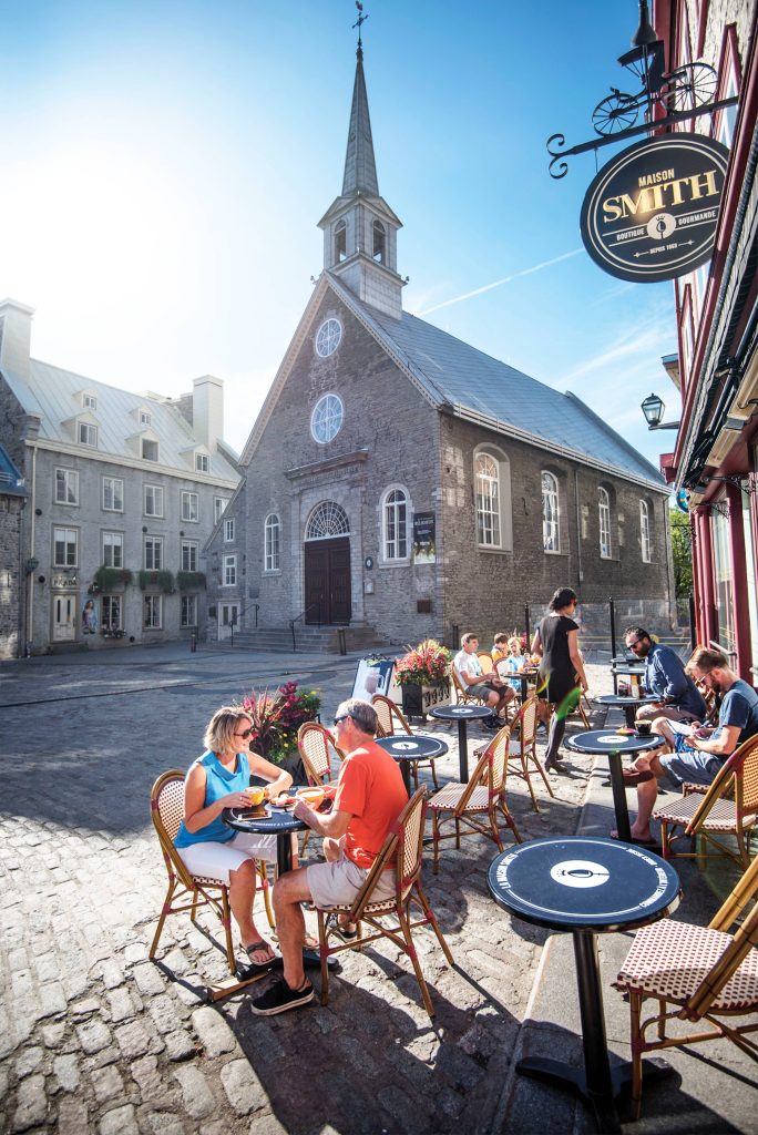 Gens qui prennent un café dans une petite rue du Vieux-Québec