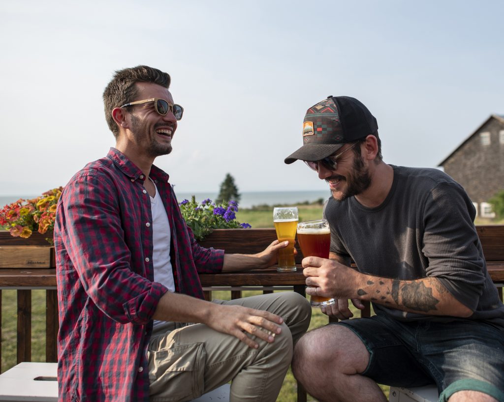 Deux hommes prenant une bière à la microbrasserie la Tête d'allumette