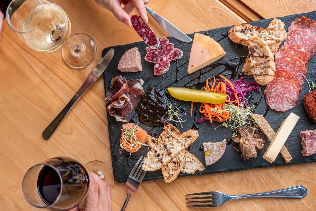 Plateau de fromages et de charcuterie