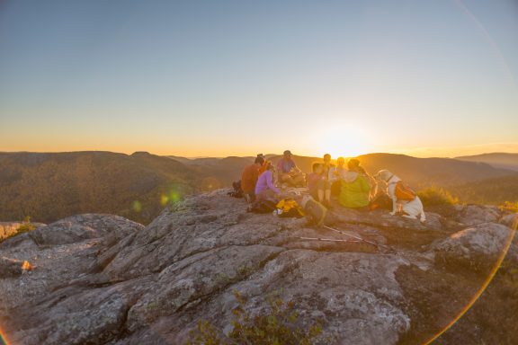 Groupe de gens au sommet d'une montagne dans Charlevoix