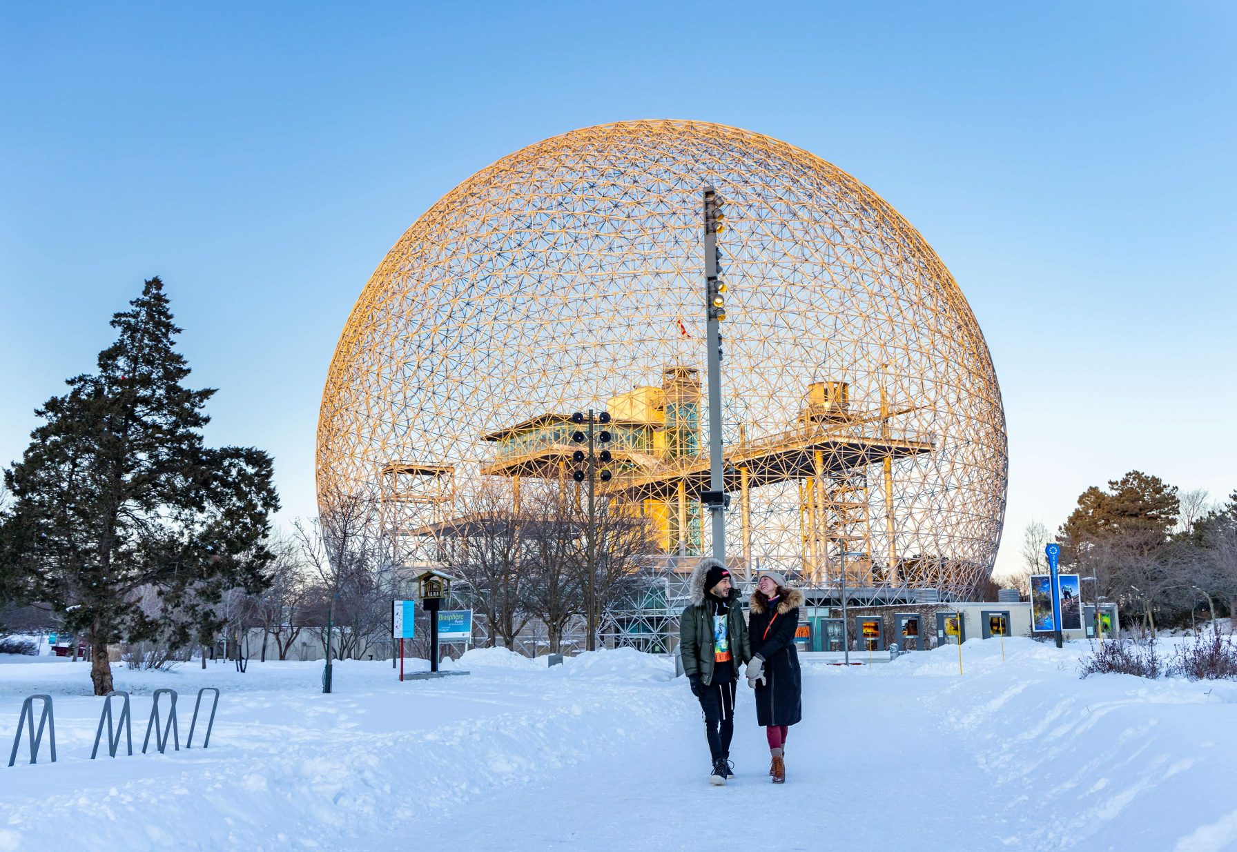 Biosphère with two people during the winter