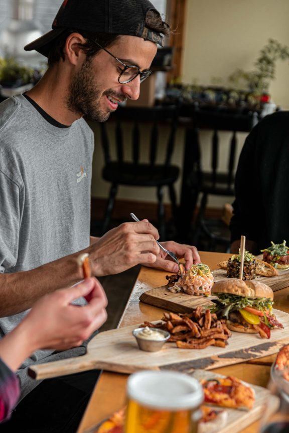 Voyageurs qui mangent des hamburgers