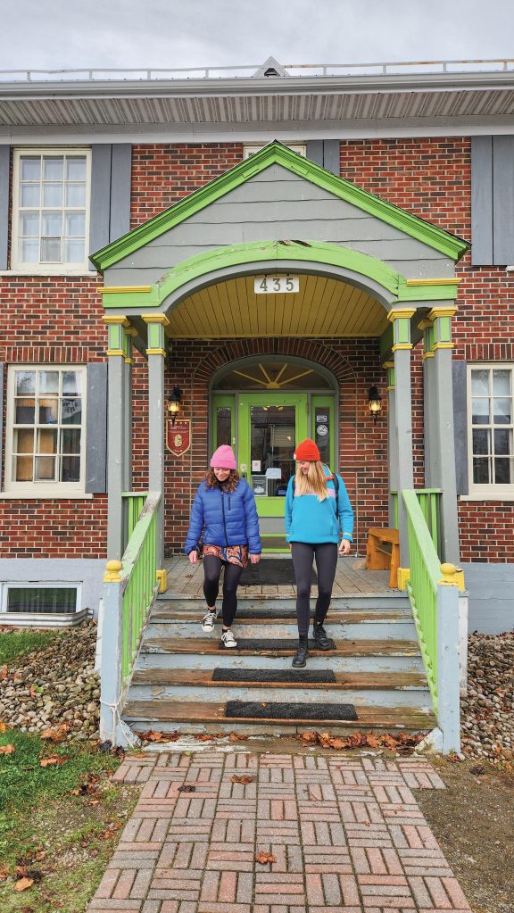 Voyageuses descendant les escaliers de l'auberge La Malbaie