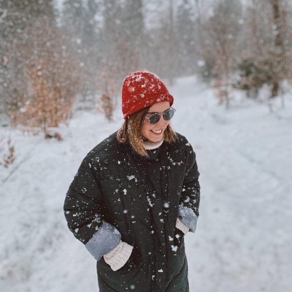 Femme qui marche dans la neige