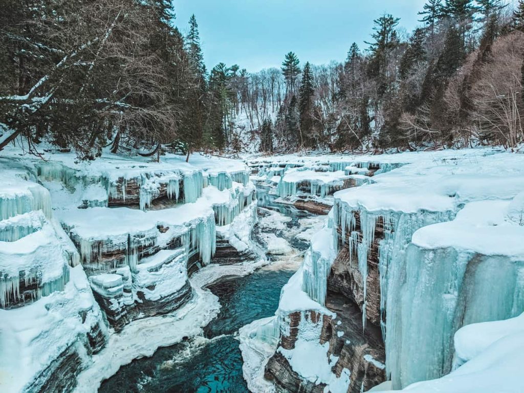 Ruisseau au fond d'un canyon glacé à Pont-Rouge