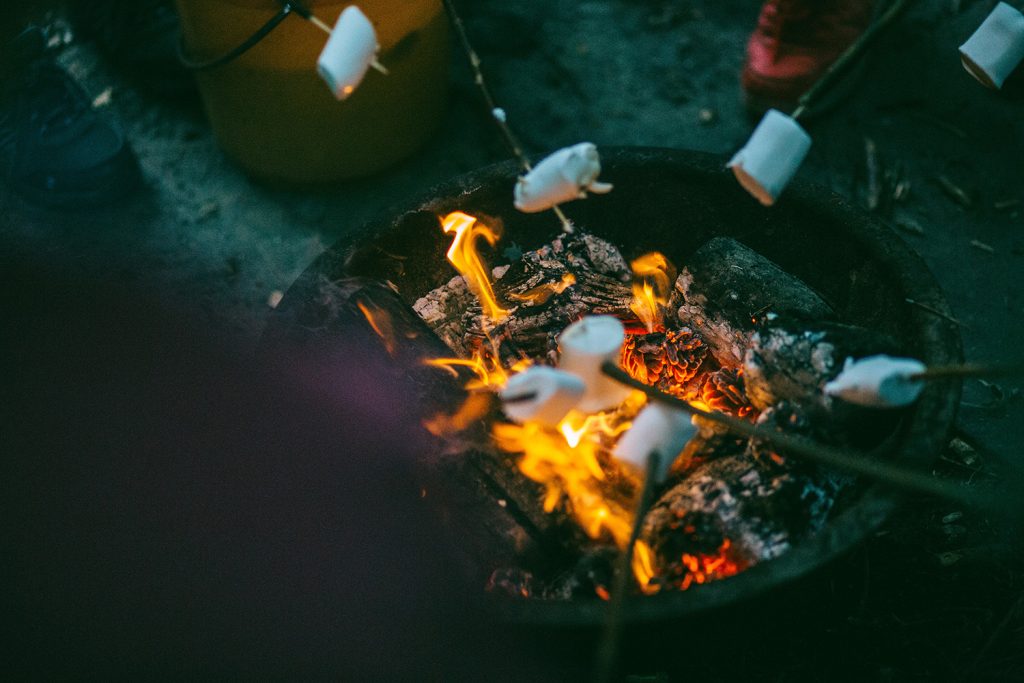 Feu de camp avec guimauve