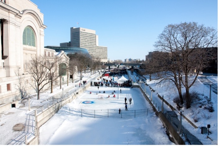 Personne qui patine sur le canal Rideau à Ottawa