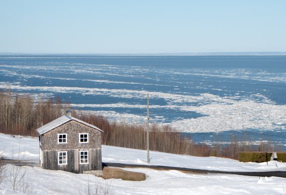 petite-maison-blanche-dans-la-neige-hiver-charlevoix