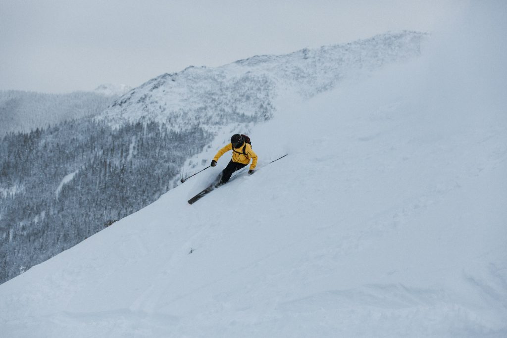 Skieur en Gaspésie