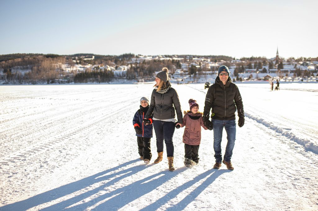 Famille marchant sur un pont de glace sur la Lac Témiscouata