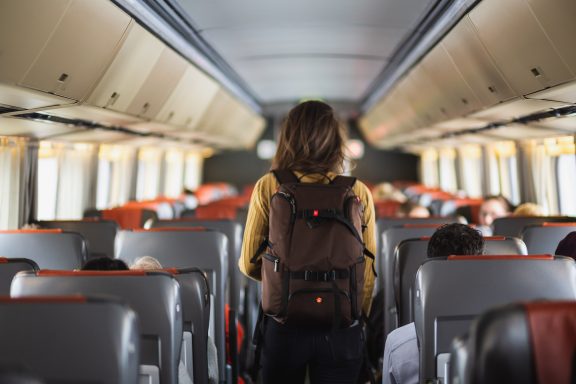 Femme marchant dans un train de Via Rail