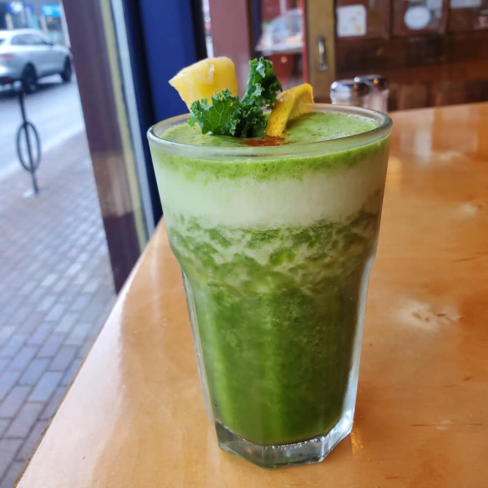 Smoothie vert sur une table