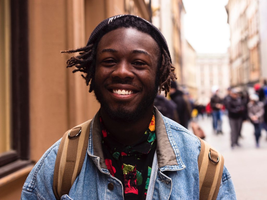 Portrait d'une personne souriante